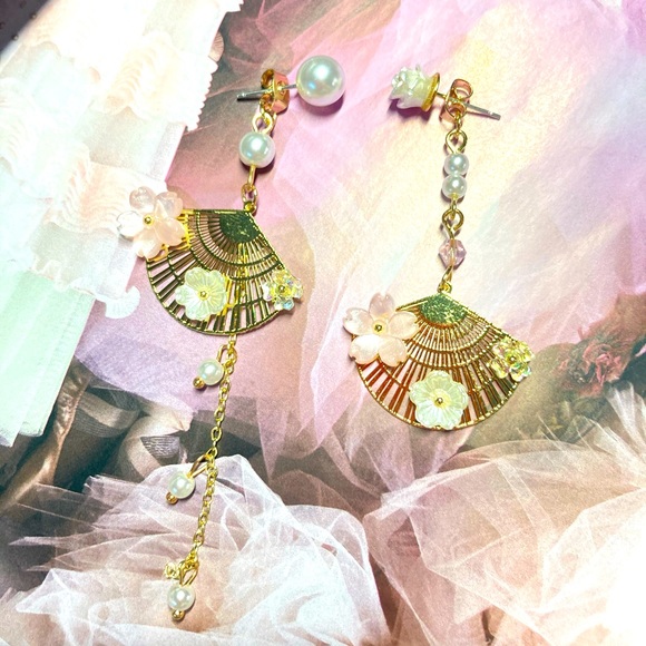 Pink White Flower 🌸 Asymmetrical Earrings - Picture 3 of 4